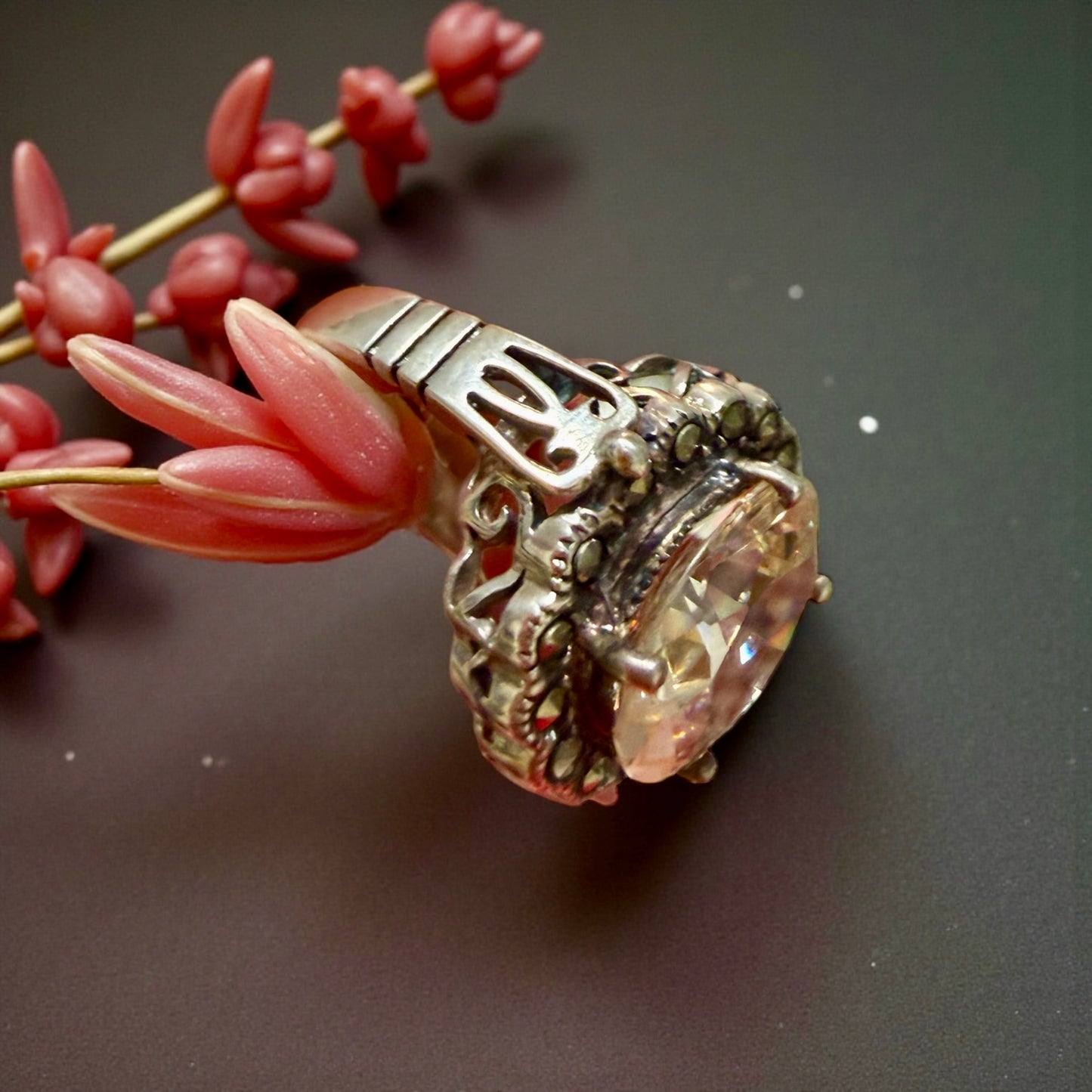 Prezioso anello anni 60, revival Victoria age argento marcasiti e zircone dorato