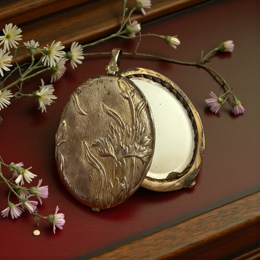 Pendente con specchio e vano in argento, da Chatelaine, art Nouveau con crisantemi