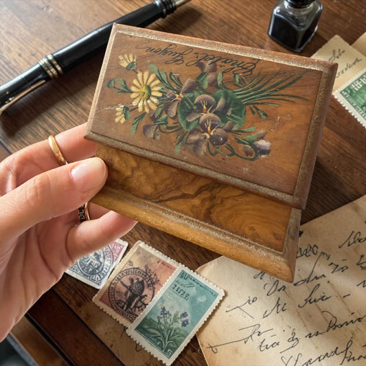 Antica scatola da scrittoio porta francobolli con bouquet di viole del pensiero e margherite