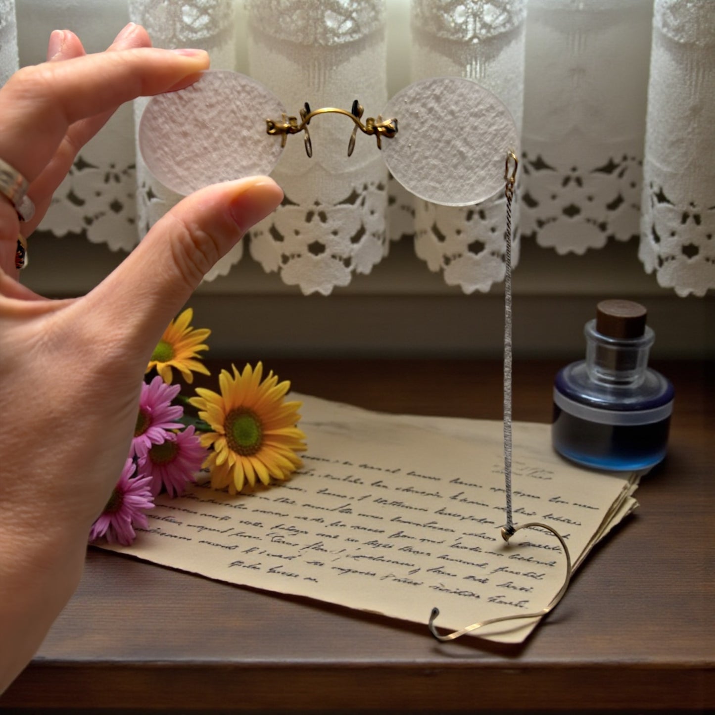 Antichi occhiali pince nez laminati in oro con custodia, 1890-1900 ca