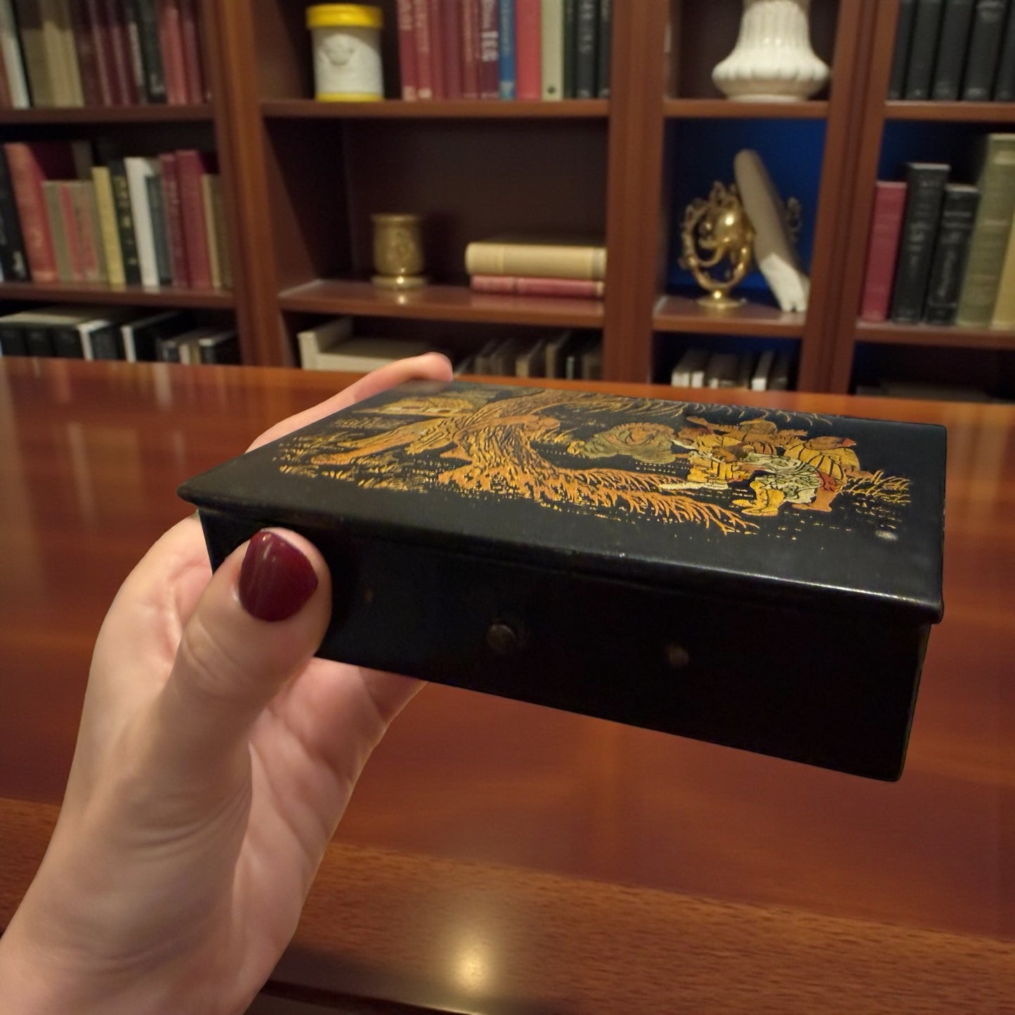 Scatola scrigno in papier mâché ca anni ‘40 con interessante scena simbolica orientalista