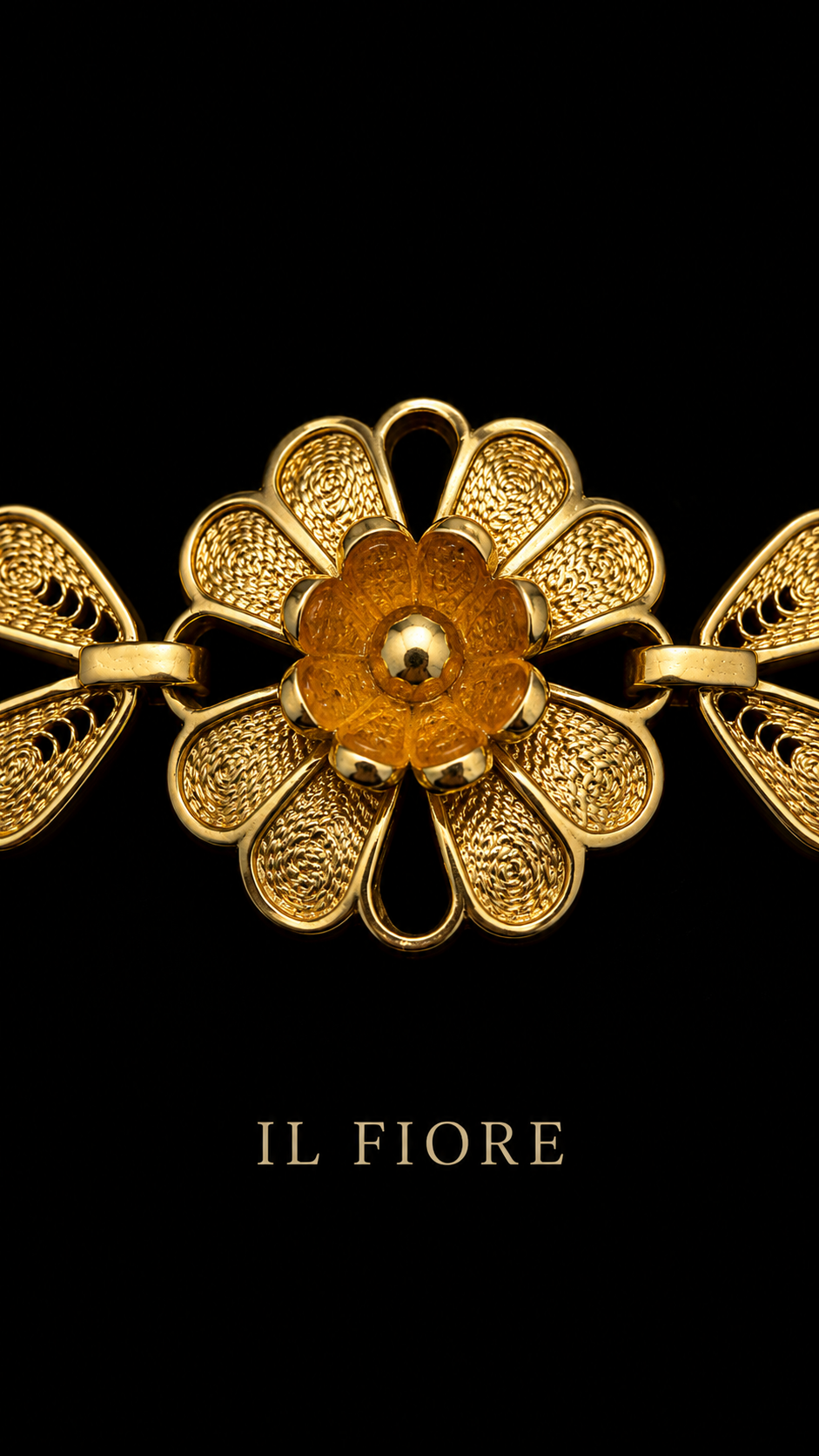Bracciale in filigrana placcata oro testata, costruzione a ghirlanda con bell’elemento floreale centrale, anni ‘60 ca