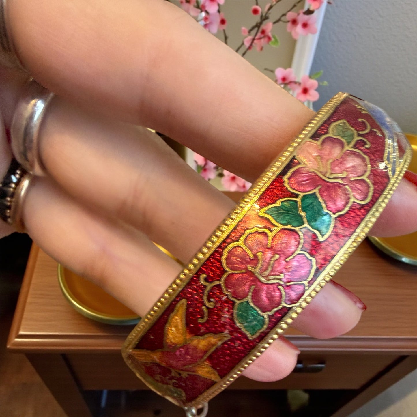 Bracciale rigido con smalti, tardo Déco gusto orientalista, con scrigno originale