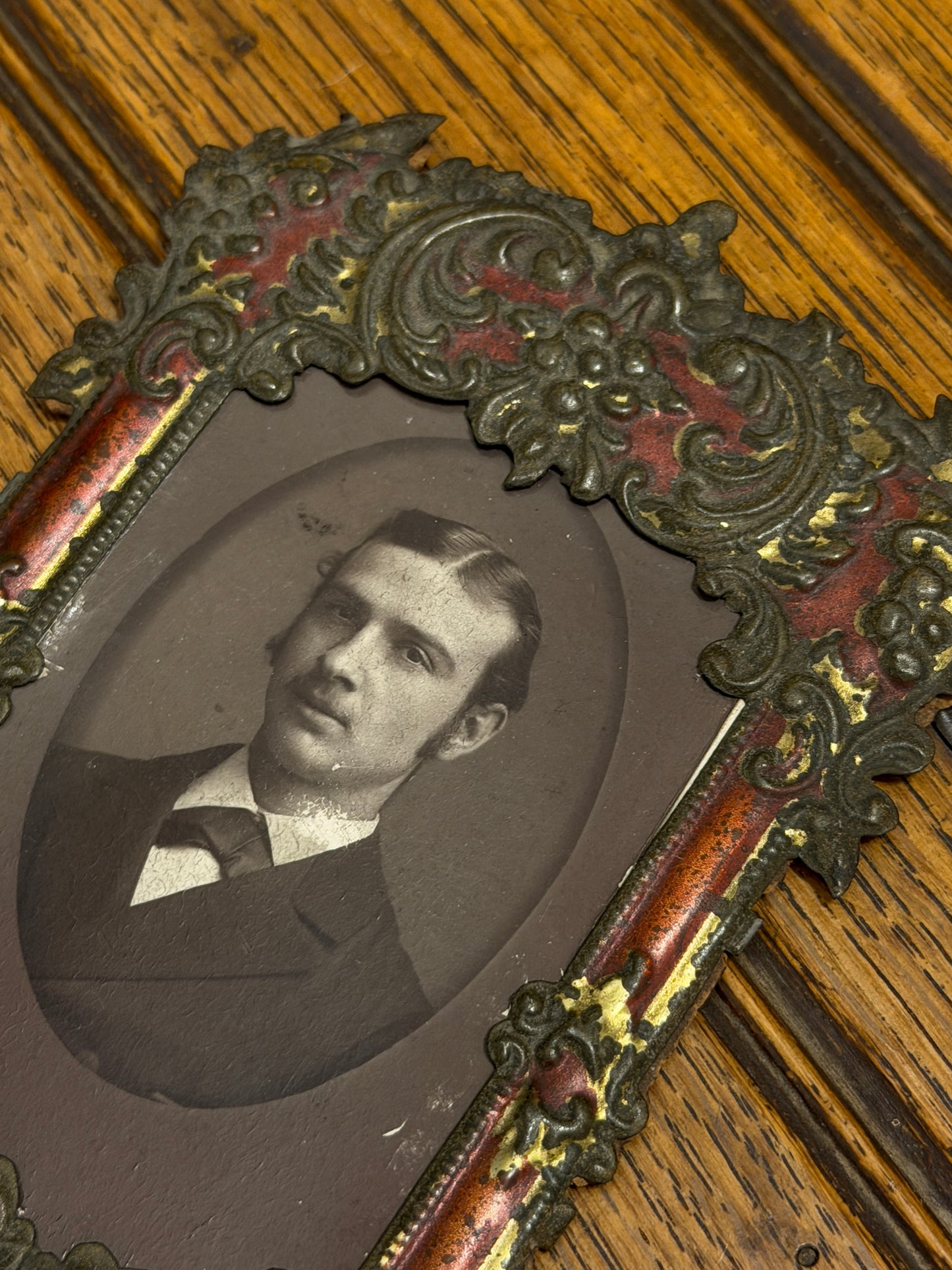 Antico ritratto da salotto ca 1880 in cornice a volute coeva