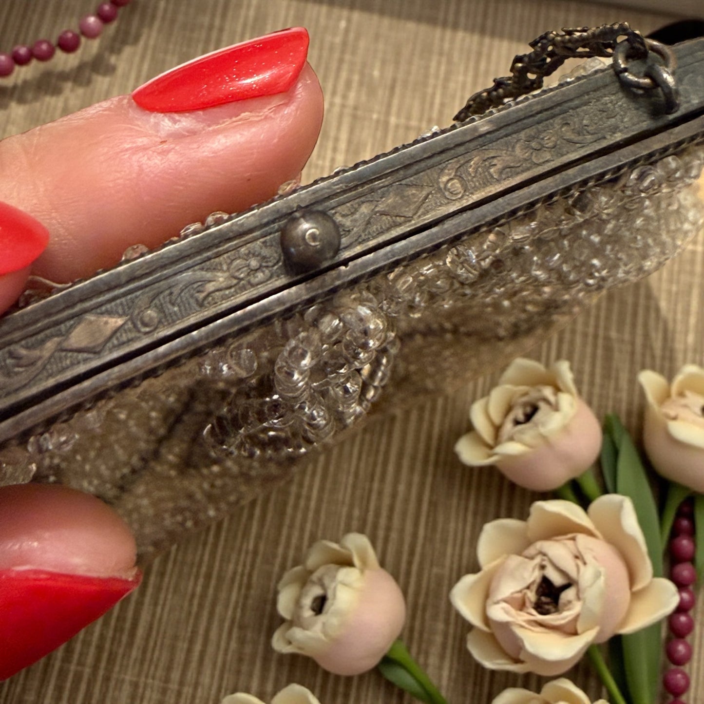 Borsetta da sera da polso in perline di vetro e seta, anni ‘20