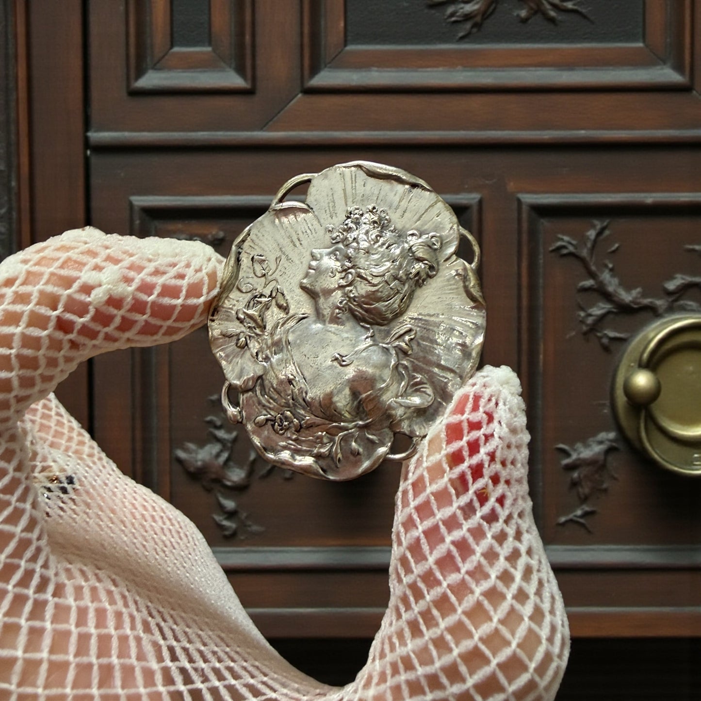 Fibbia Liberty 1900 a guisa di viola del pensiero con donna, adattata a spilla negli anni ‘40