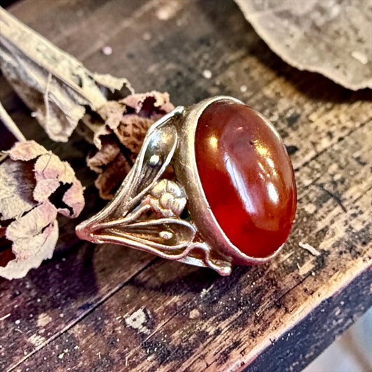 Anello in ambra ed argento 925 con incisioni, ca anni ‘70 Liberty revival