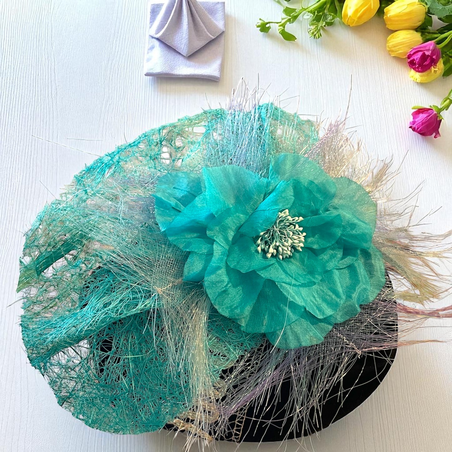 Cappellino cocktail anni ‘40 rivisitato da stilista