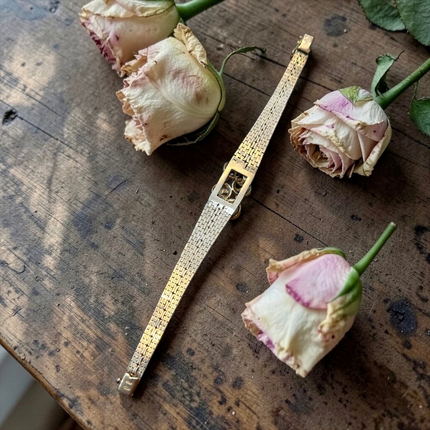 Bracciale in argento massiccio semirigido anni 60 modernista, con centrale lavorato e pietre