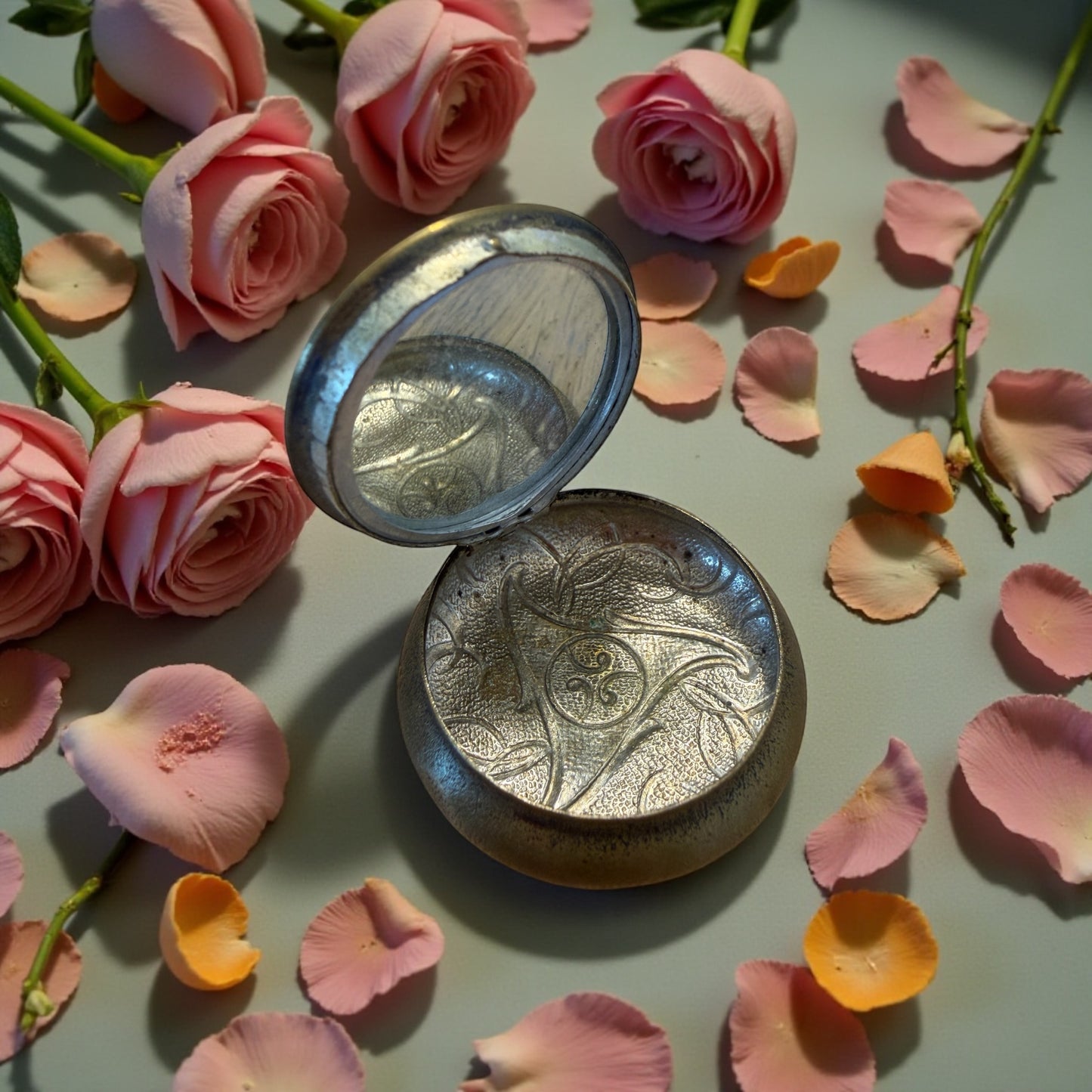 Boite de courtoisie, piccola cipriera con specchio interno Art Nouveau in stile Gallé