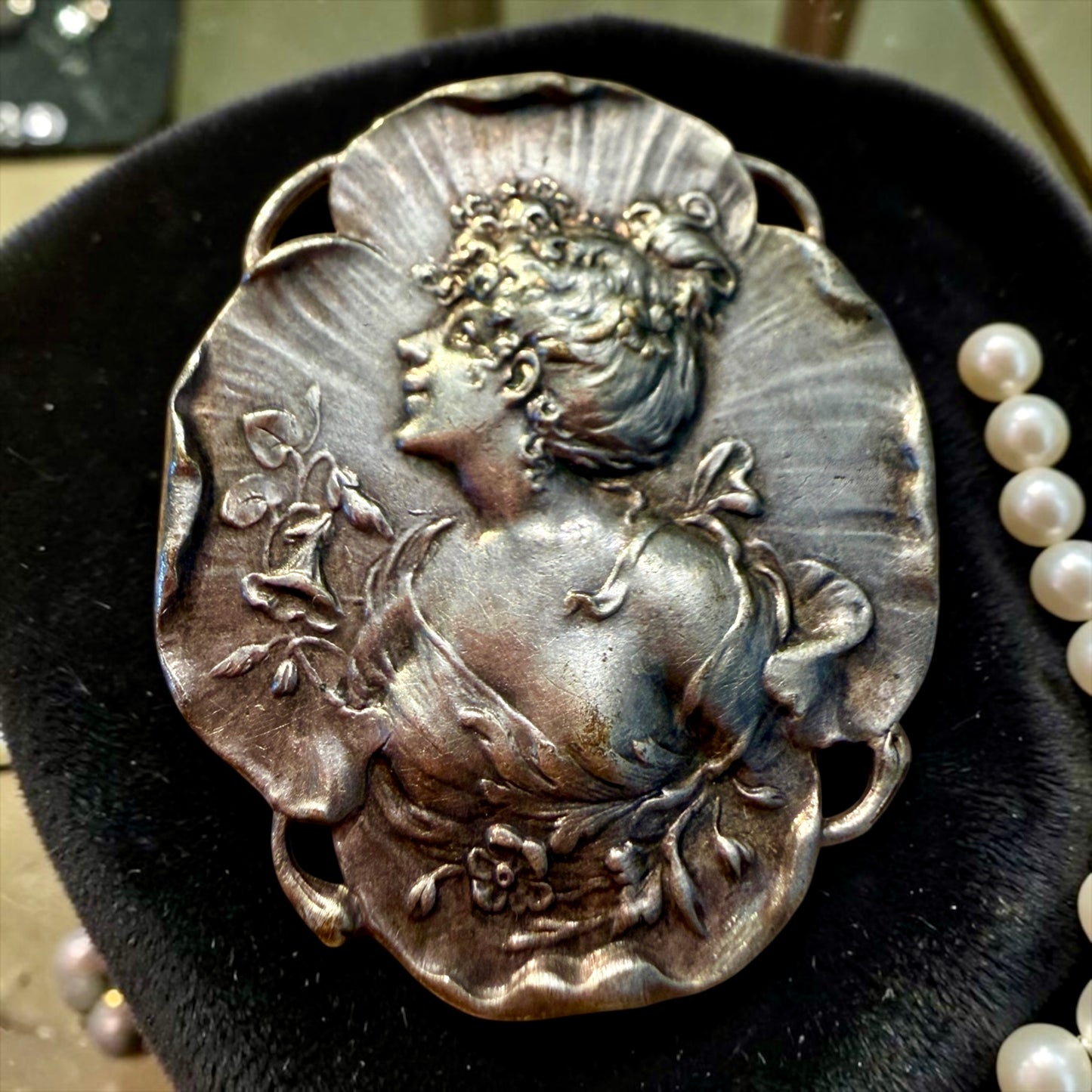 Spilla con profilo donna art Nouveau su viola del pensiero, placcata argento, primo ‘900