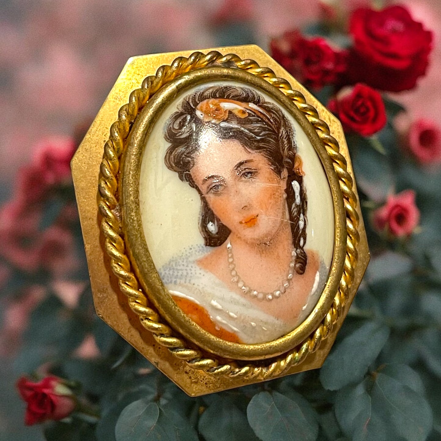 Spilla porcellana Limoges dipinta con ritratto