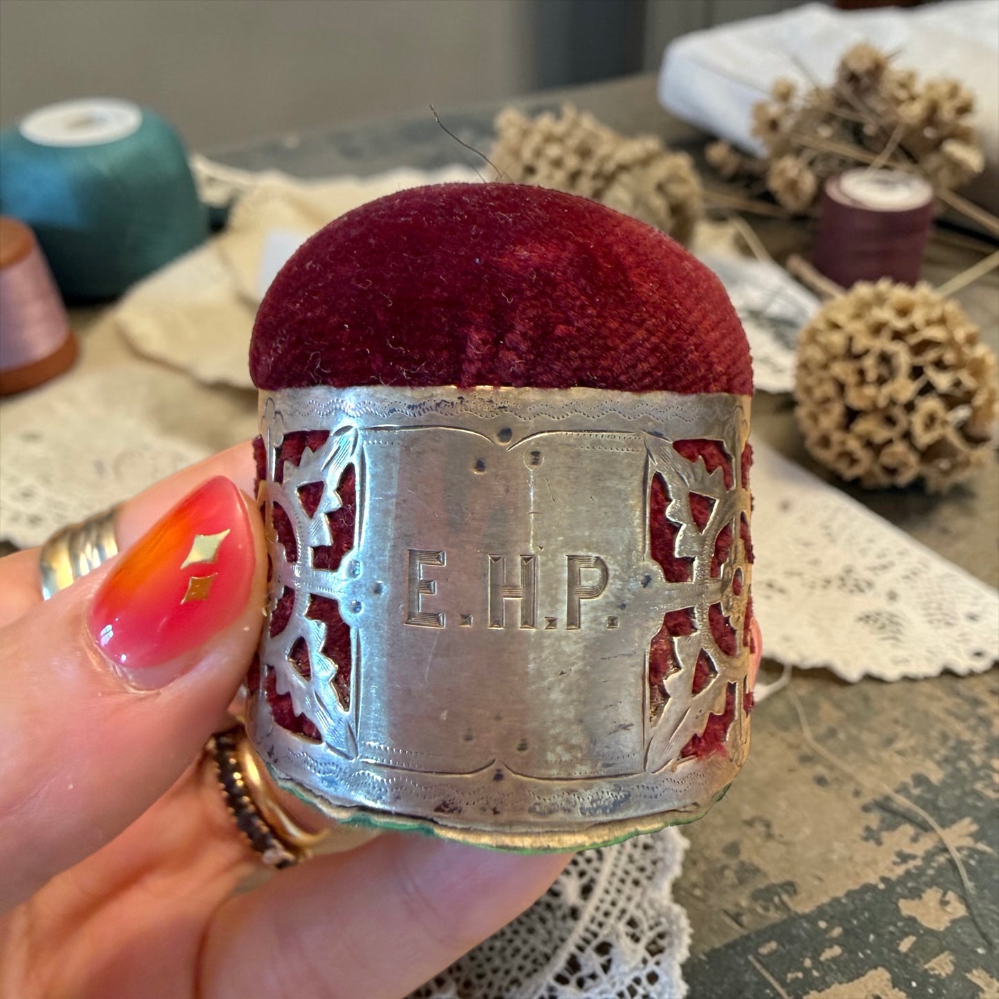 Puntaspilli pin cushion in argento inglese antico fine ‘800 con 5 spilloni da cappello