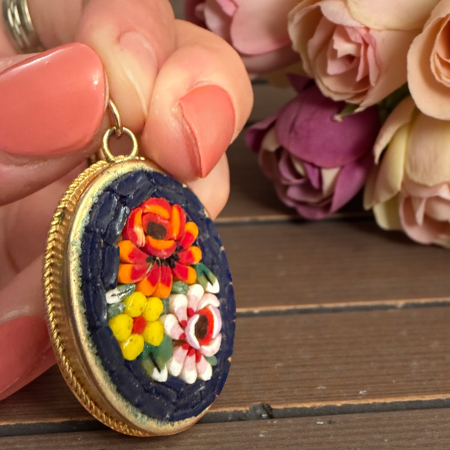 Pendente in micromosaico vitreo montato in metallo dorato, prime decadi ‘900