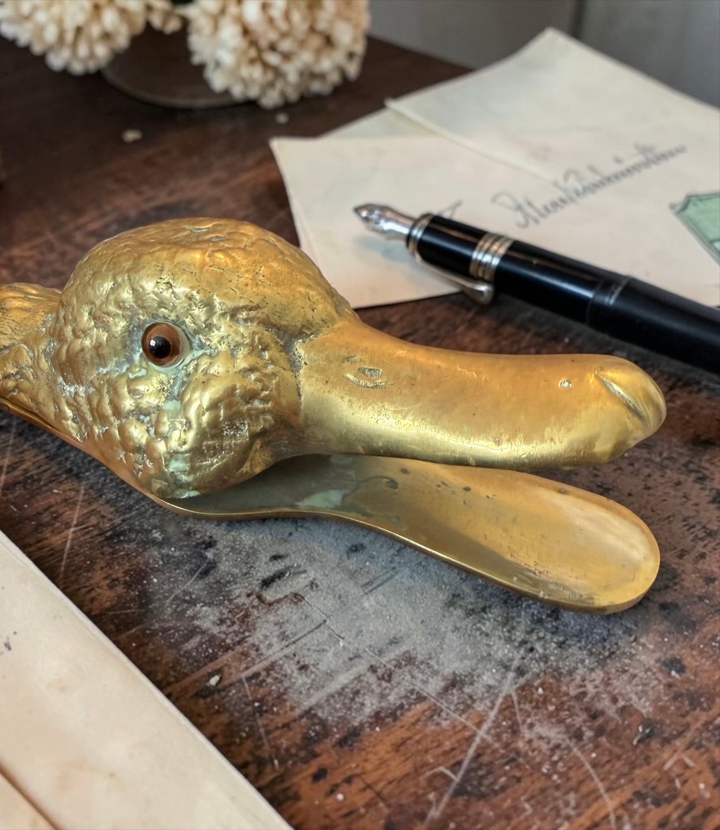 Fermacarte pinza documenti grandi dimensioni a guisa d’Anatra in ottone con occhi vetro, Inghilterra primi ‘900