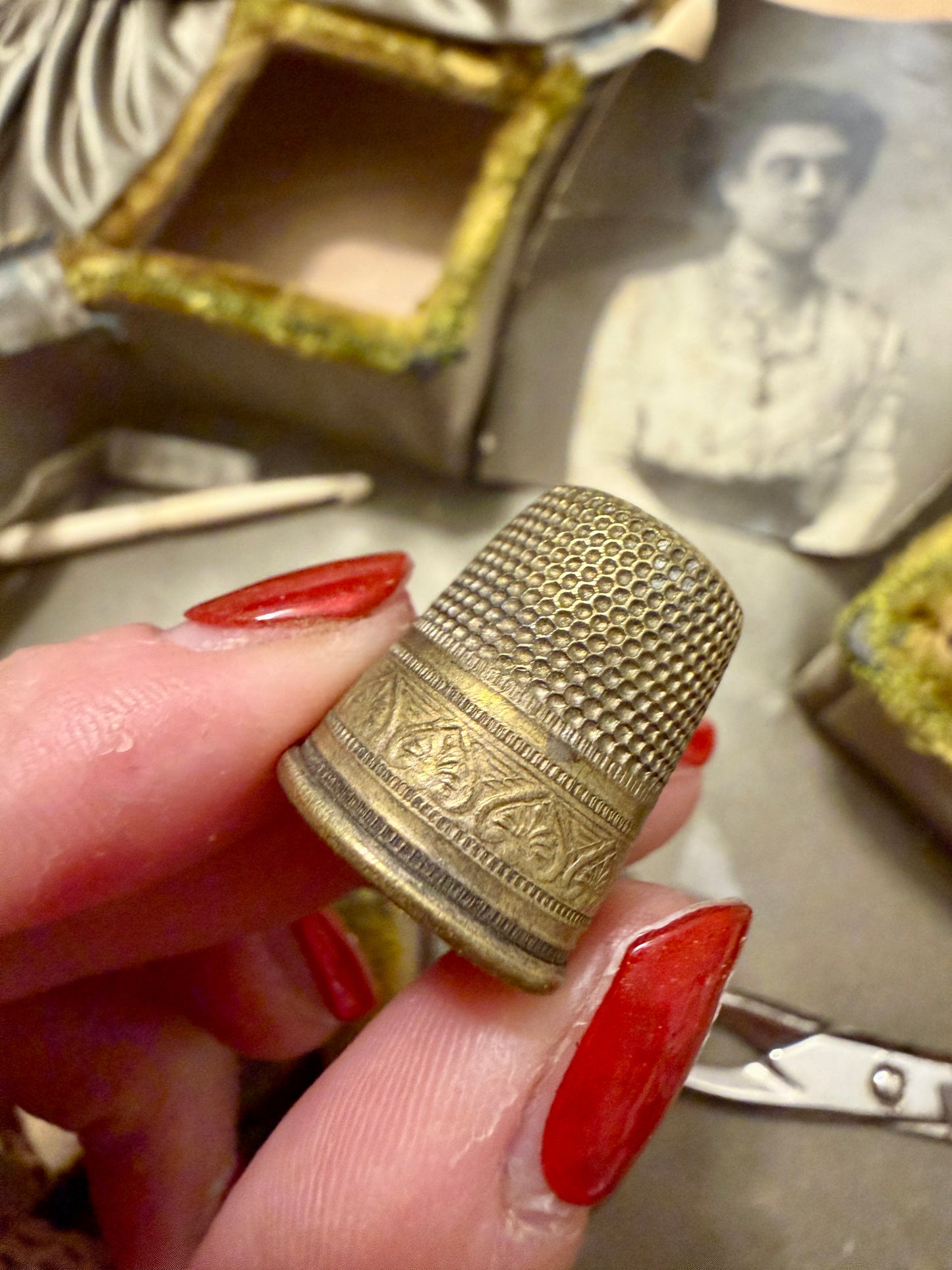 Cofanetto da cucito in vellutino a guisa di trifoglio, interno in seta con strumenti, guanti, fotografia antica. 1900.
