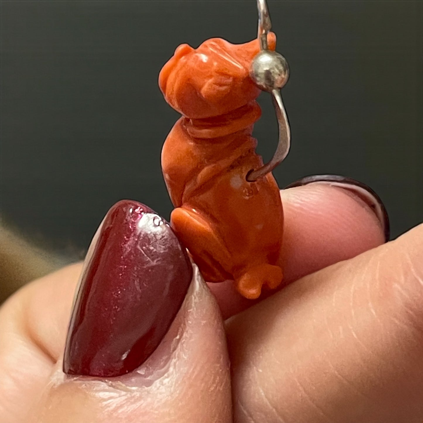 Pendente in autentico corallo montato su argento 925 a guisa di cane ￼