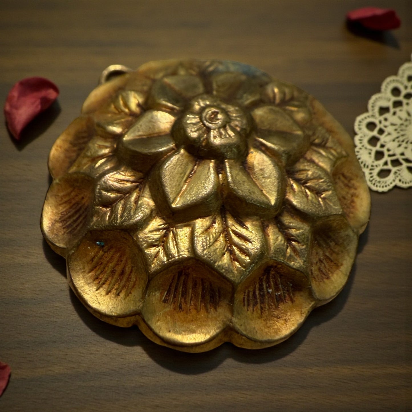 Pendente antico in princisbecco a guisa di fiore con molte corolle, utilizzabile anche come gioiello da abito, fine ‘800 - primo ‘900