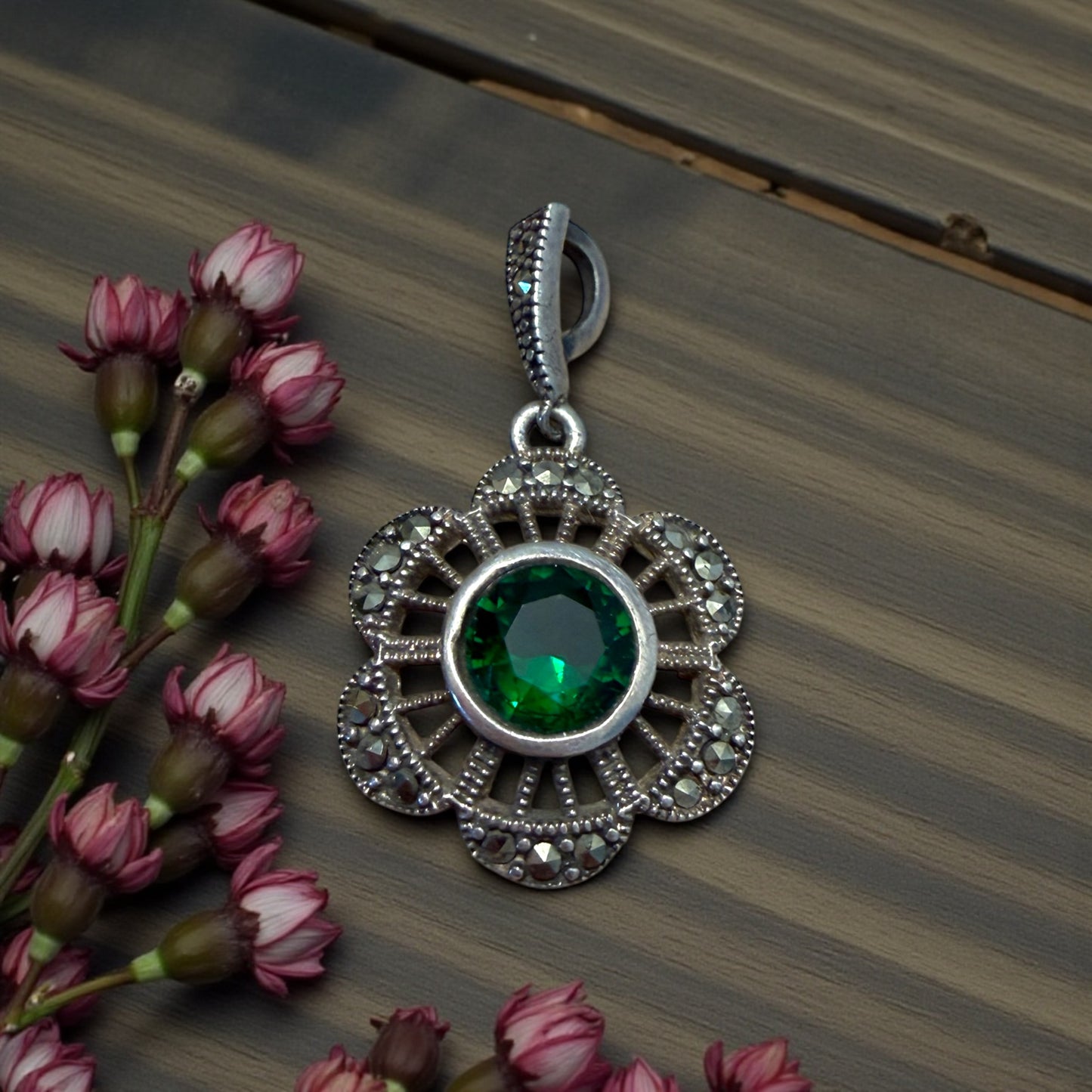 Pendente ciondolo gioiello in argento e marcasiti con cabochon verde