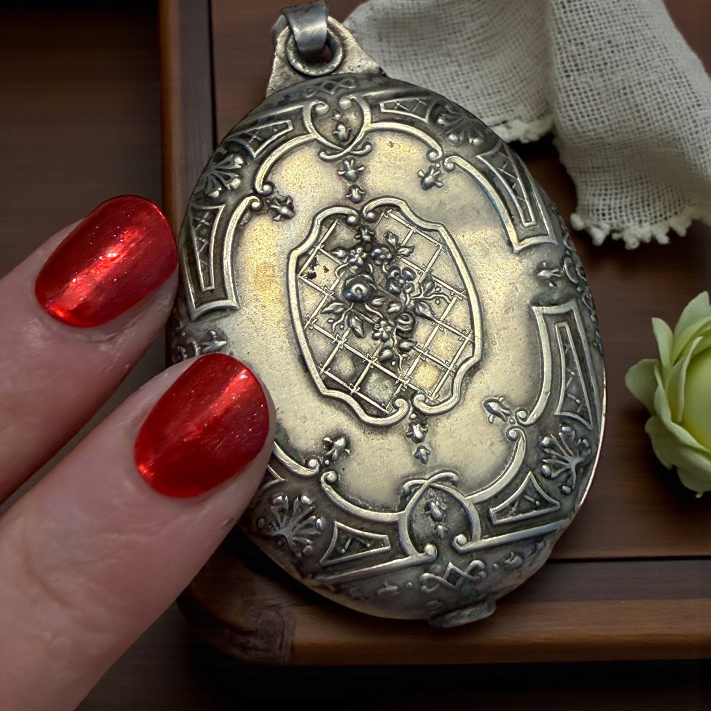 Pendente da Chatelaine specchio a scorrimento con decorazione bifacciale, placcato argento fine ‘800