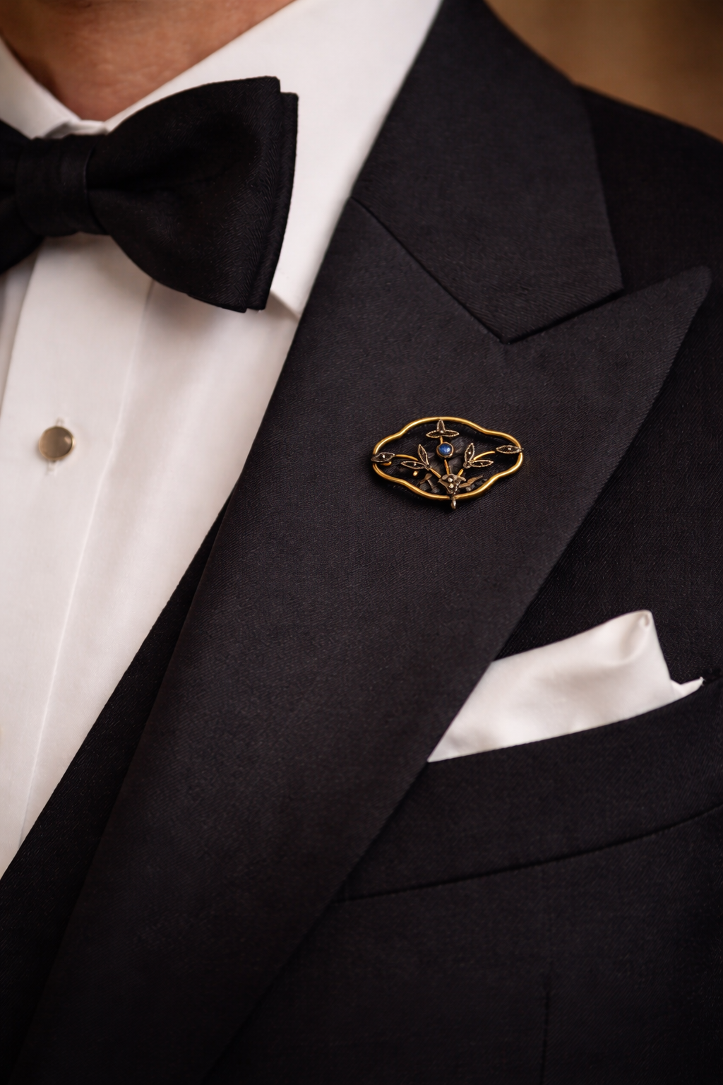 Deliziosa e fine spilla da giorno placcata oro con pasta vitrea blu centrale, fine ‘800 - primo ‘900