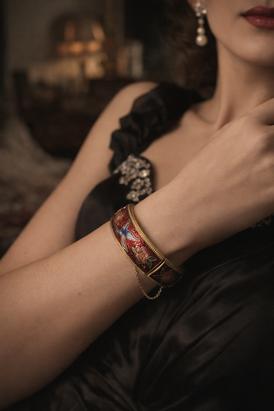 Bracciale rigido con smalti, tardo Déco gusto orientalista, con scrigno originale