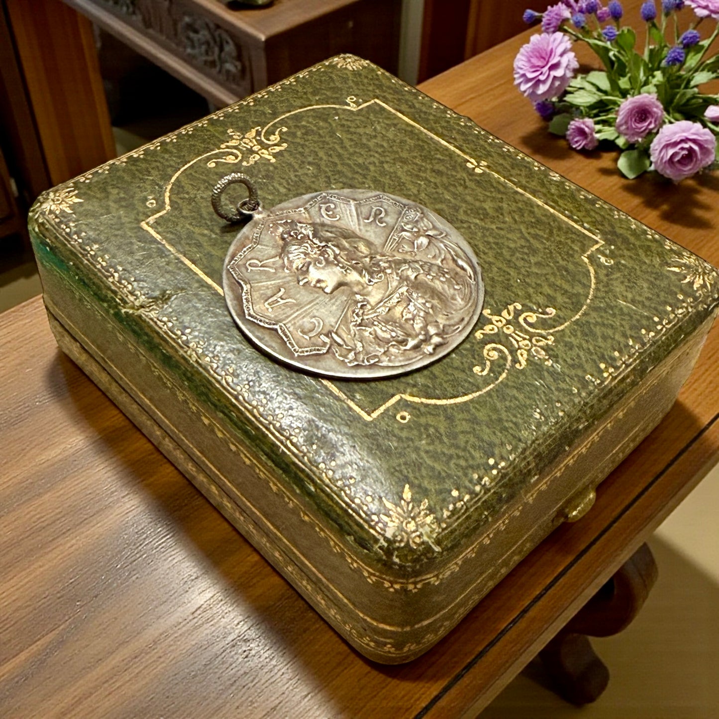 Gioiello Musa dell’Art Nouveau, Carmen come allegoria della donna nuova, fine ‘800 con scrigno