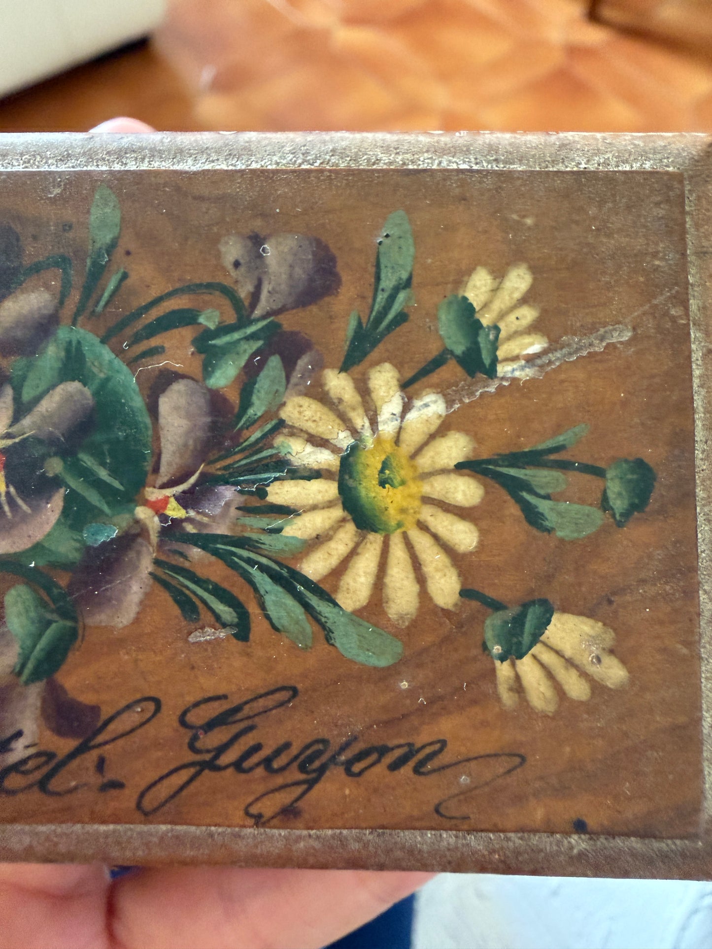 Antica scatola da scrittoio porta francobolli con bouquet di viole del pensiero e margherite