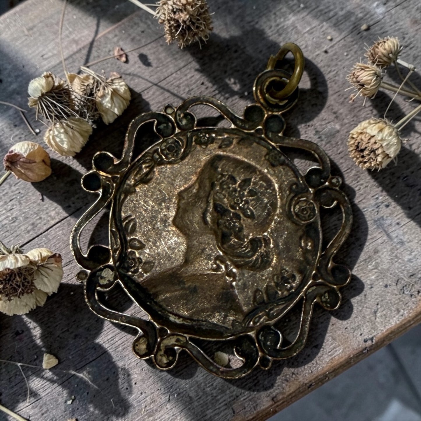 Pendente Art Nouveau con personificazione della Primavera, primissimo ‘900