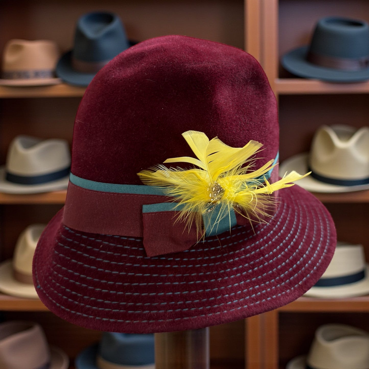 Cappello Borgogna con gros-grain color petrolio e piume, ispirazione cloche anni ‘20, produzione anni ‘50-‘60