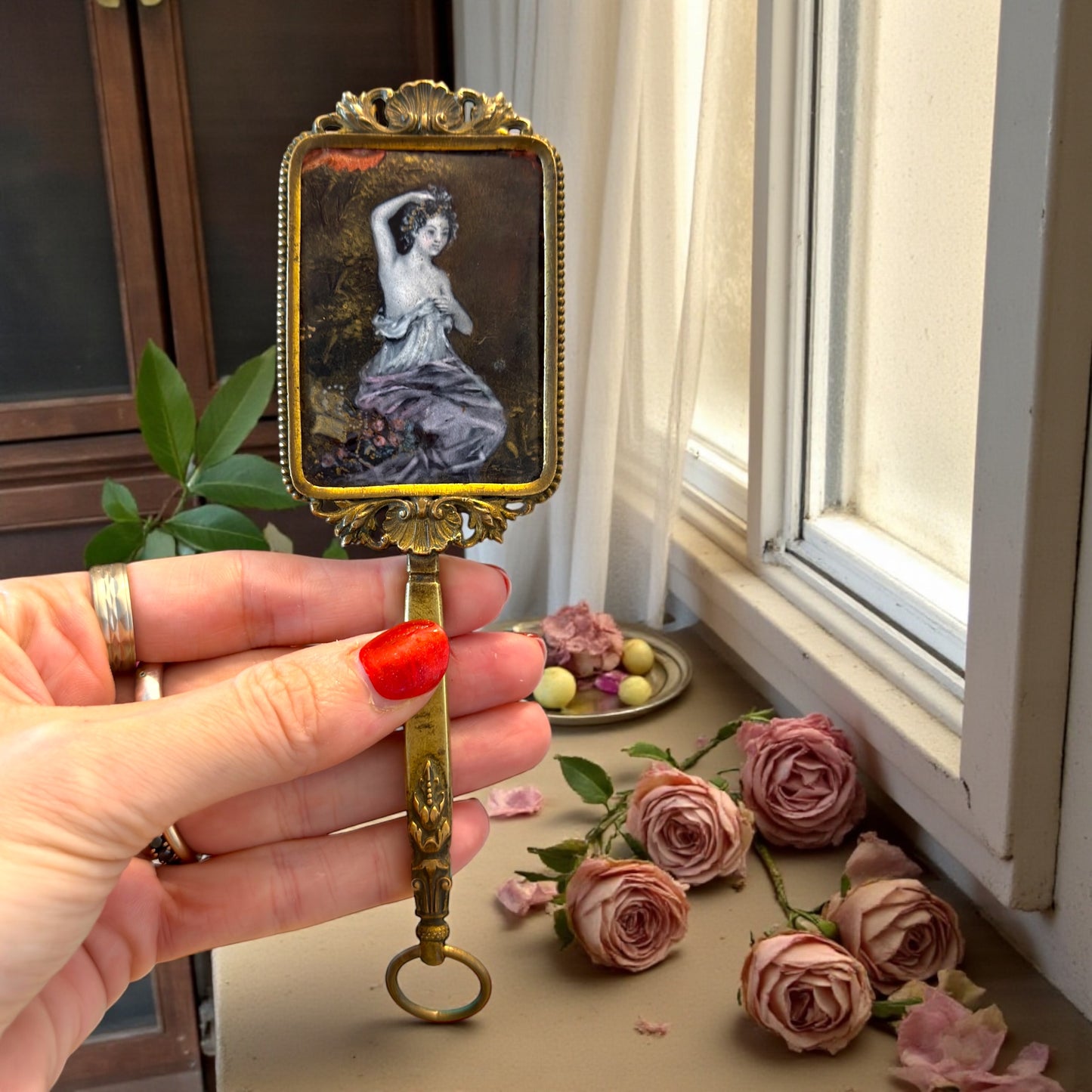 Antico specchio da mano con smalto su rame a tergo, proto liberty ca 1890