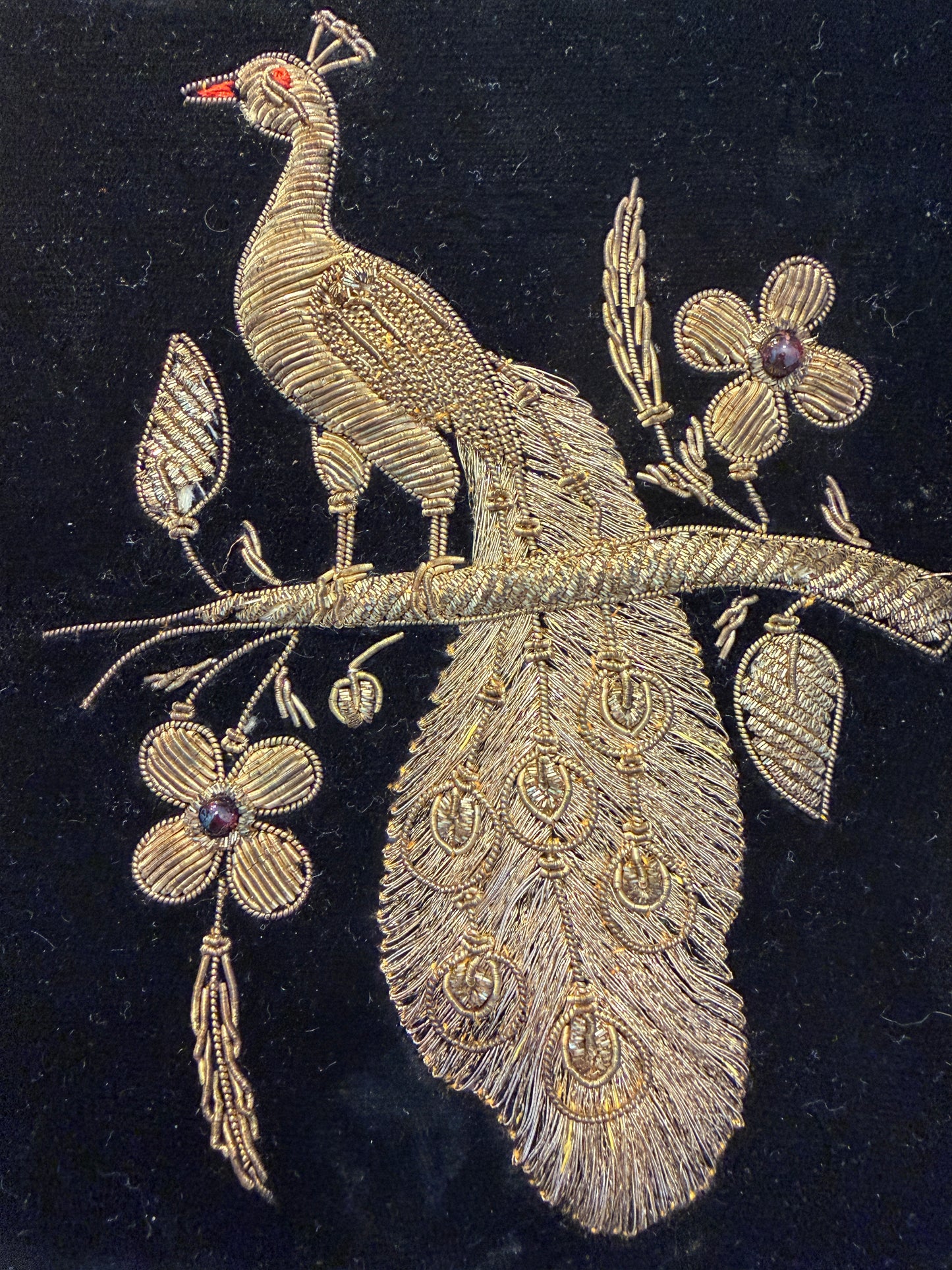 Borsa gioiello in velluto con pavone ricamato in canutiglia, anni ‘50-‘60