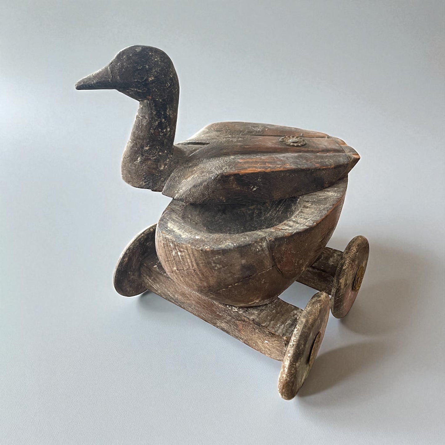 Giocattolo antico anatra in legno apribile a ruote, prima metà ‘900
