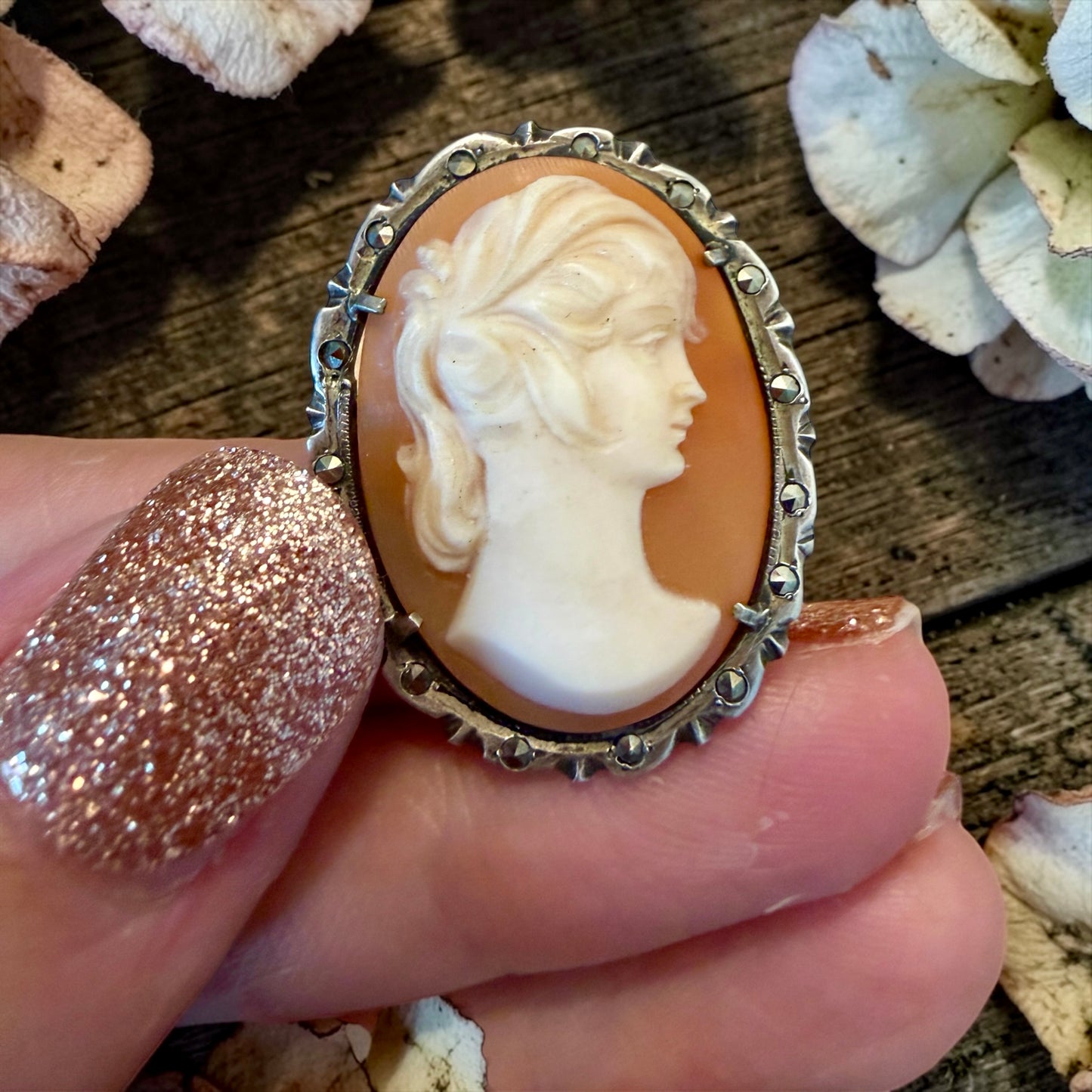 Antico cameo con cornice in argento e marcasiti, doppia funzione pendente / spilla anni 30