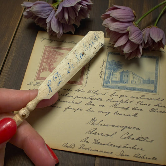 Antica penna da calamaio in osso con medaglia Notre Dame de la Garde e lente segreta Stanhope