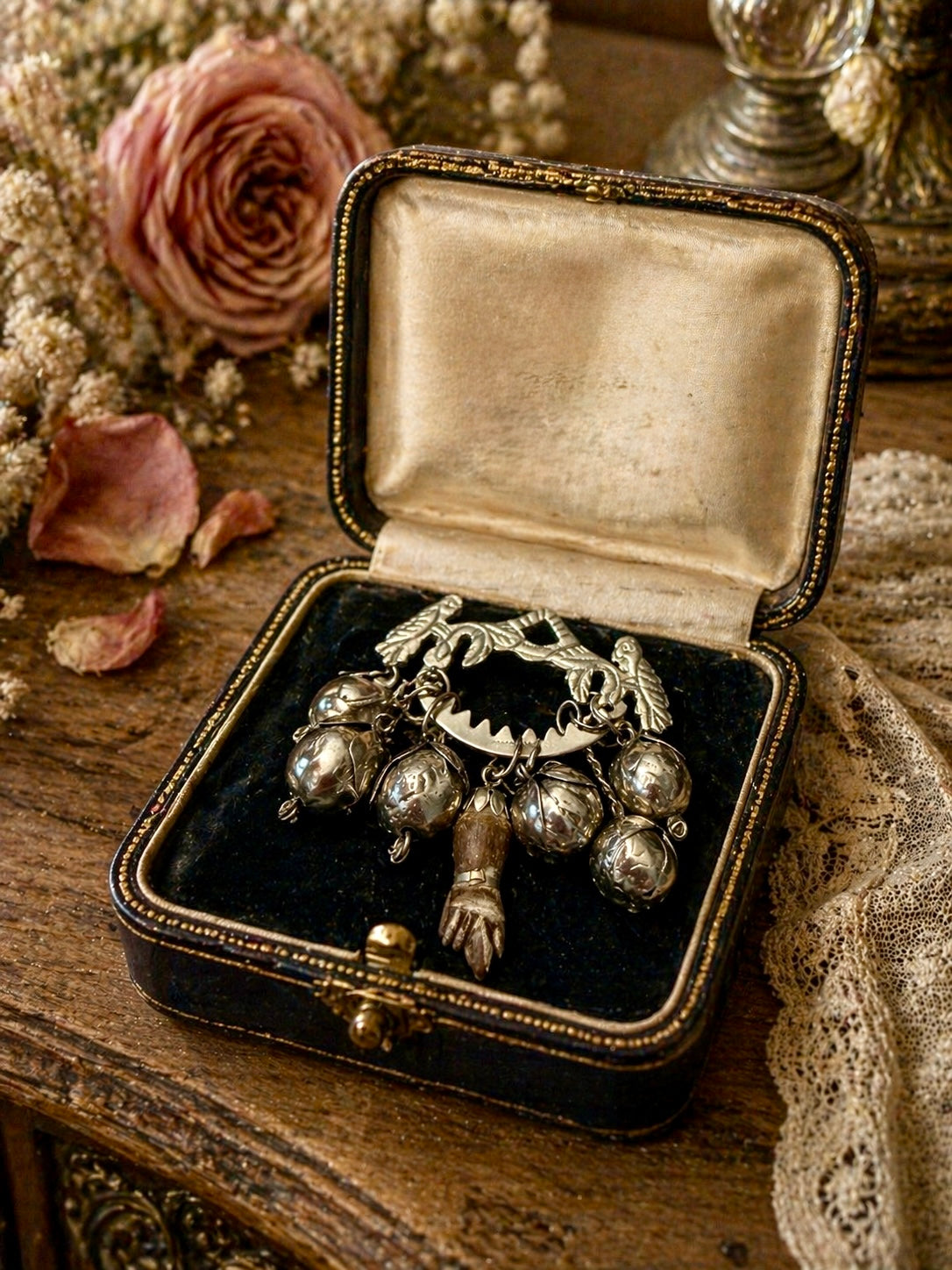 Pencha de Balangadan placcata argento con Mano Figa