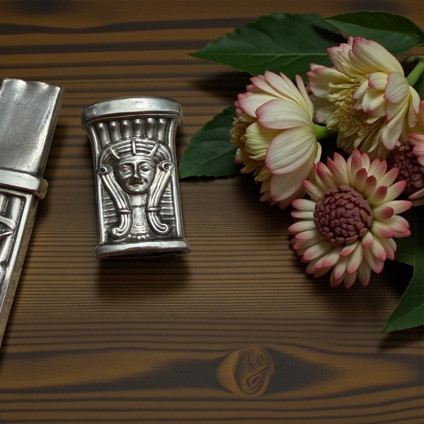 Porta aghi in argento punzonato, Egitto reinterpretato Déco, anni ‘20 ca, Francia