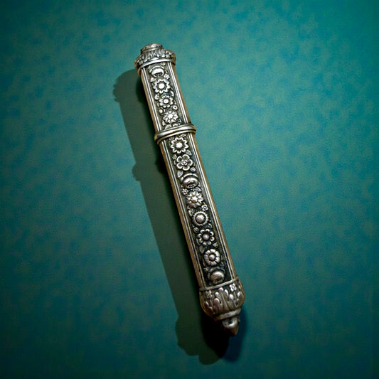 Antico porta aghi in argento 800 massiccio francese ottocentesco con minute decorazioni floreali