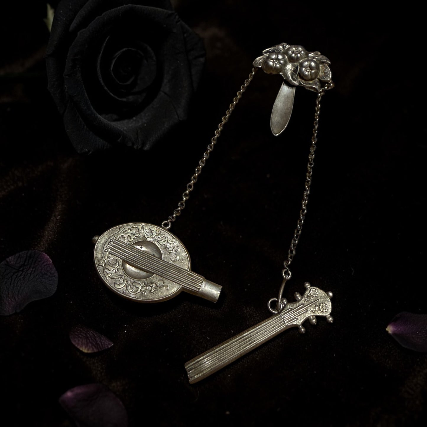 Antica chatelaine in argento da sarta, pezzo molto raro con porta aghi a guisa di liuto, fine ‘800 - primo ‘900