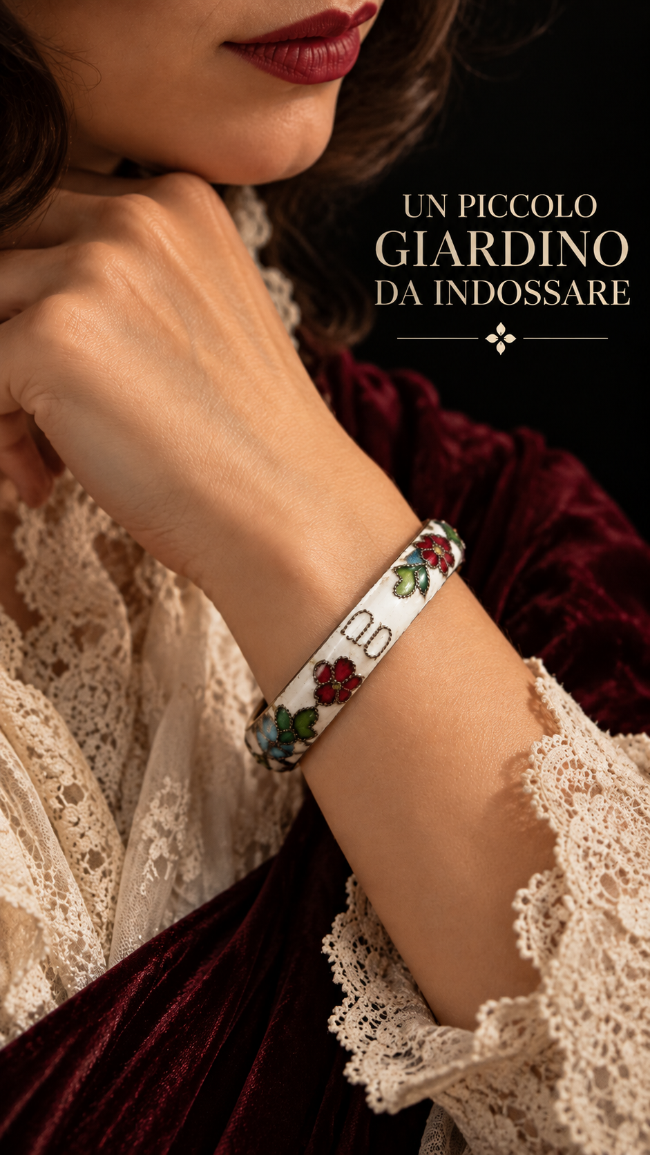 Bracciale rigido apribile in metallo e smalto cloisonné fiori con fondo bianco
