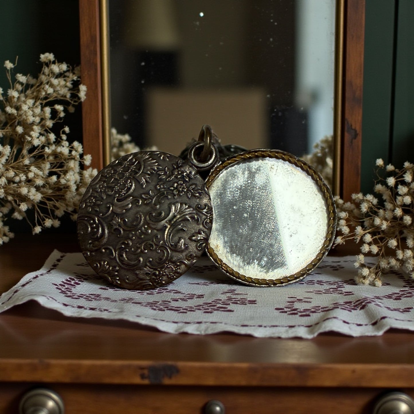 Specchio scorrevole pendente da Chatelaine, ca anni ‘20 decorato