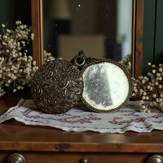 Specchio scorrevole pendente da Chatelaine, ca anni ‘20 decorato