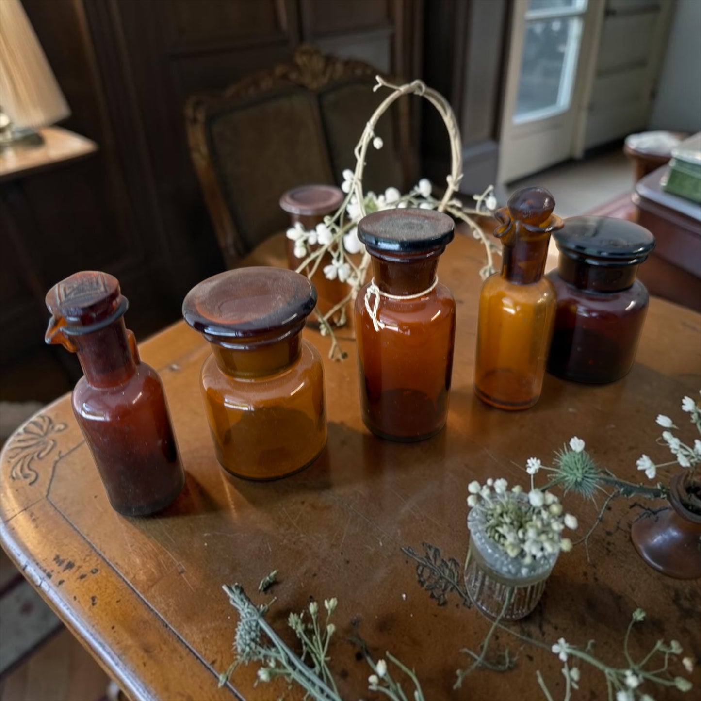 Collezione N.5 antichi vasi da farmacia in vetro ambrato per preparati galenici, completi di tappi