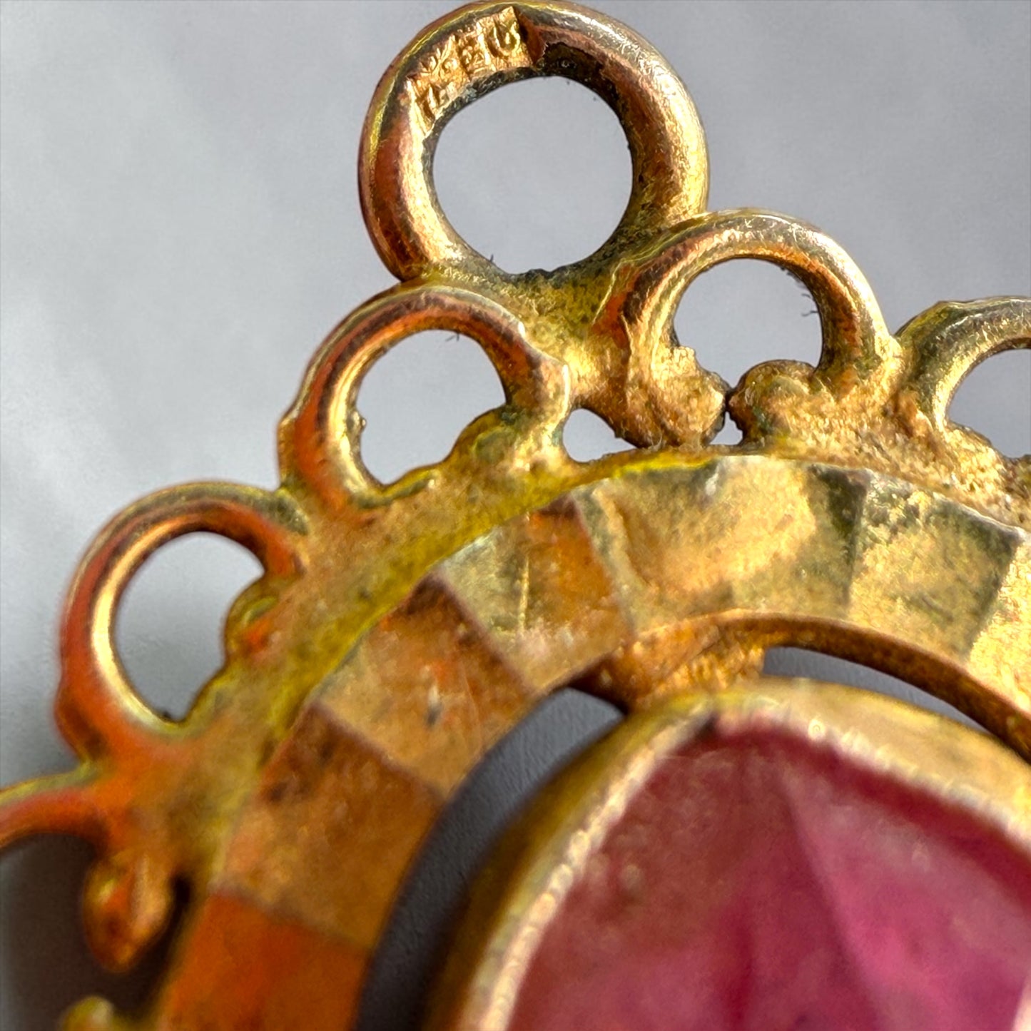 Ciondolo pendente rosa intenso con cornice placcata oro basso, 60s
