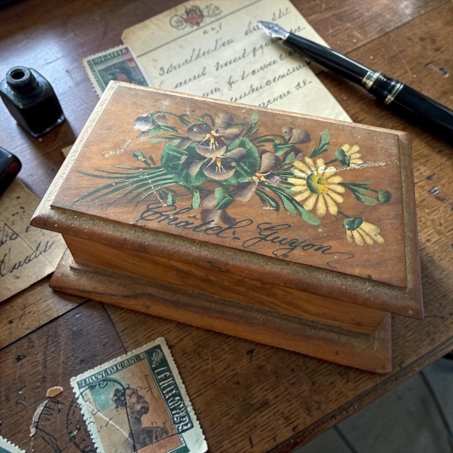 Antica scatola da scrittoio porta francobolli con bouquet di viole del pensiero e margherite