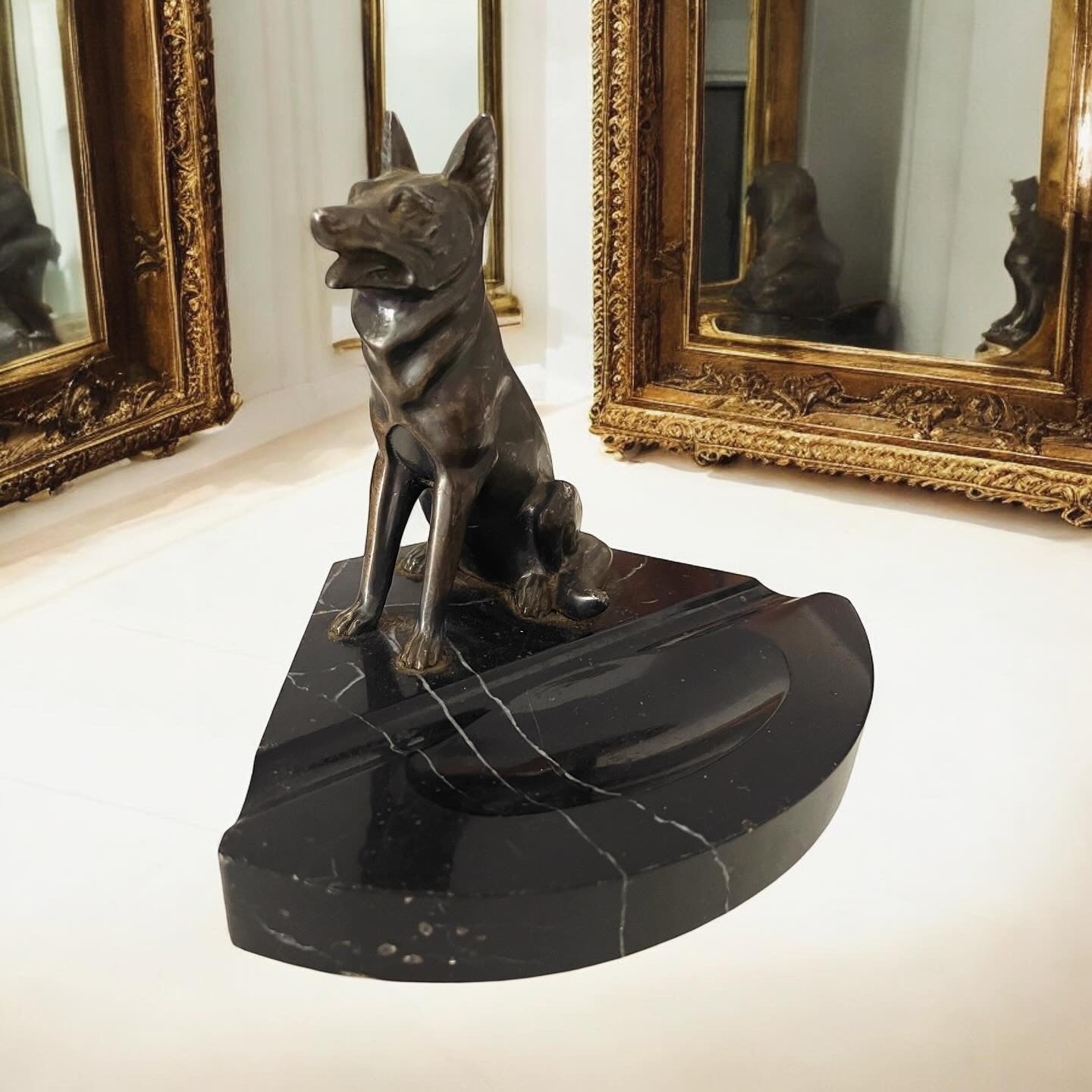 Black marble pen holder with art deco dog