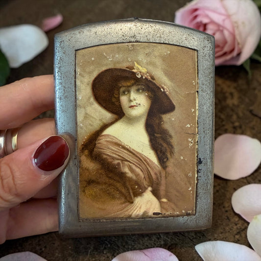 Portasigarette da tasca con ritratto di donna, tardo Liberty, anni ‘30 ca