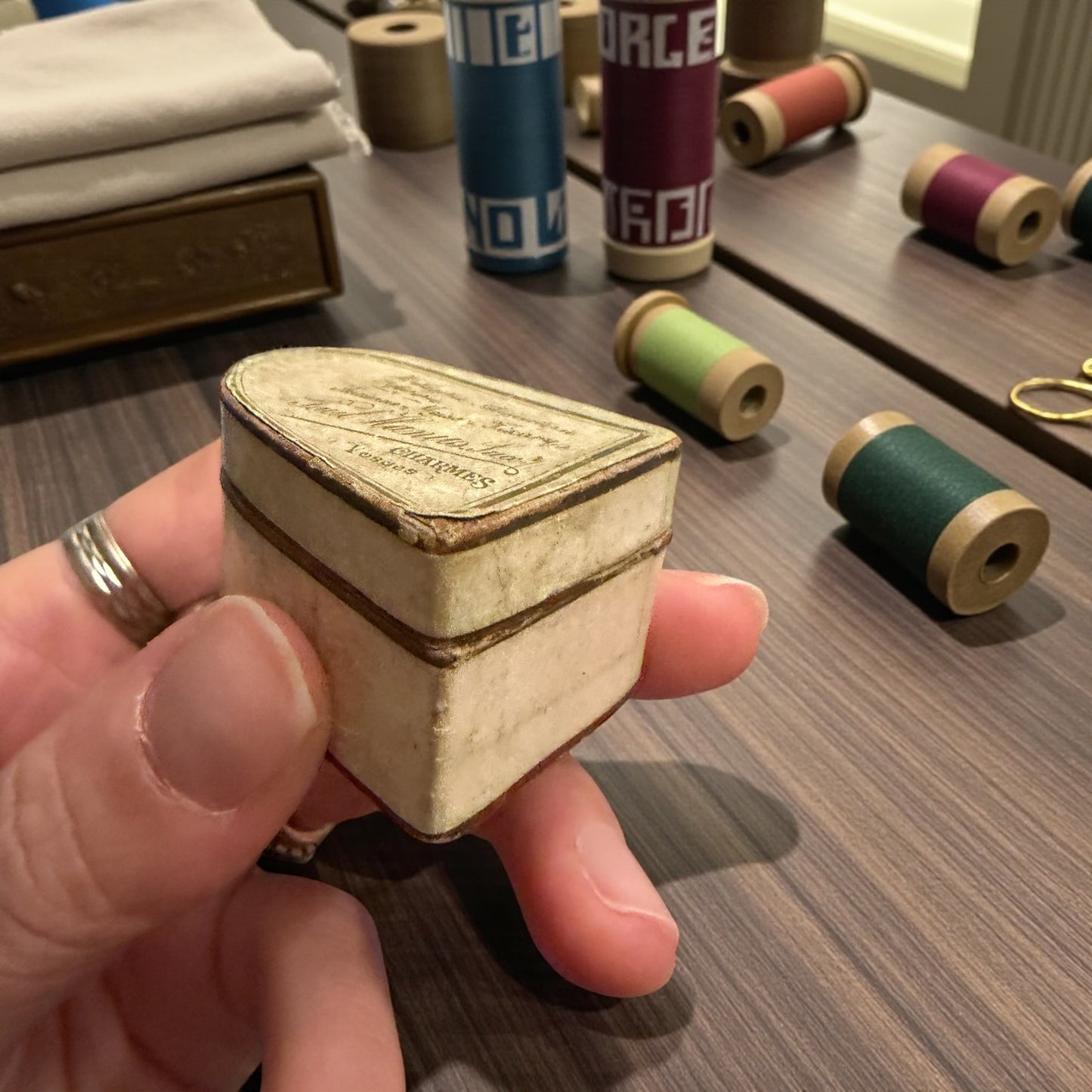 Prezioso ditale in argento antico completo di custodia, Francia, fine ‘800