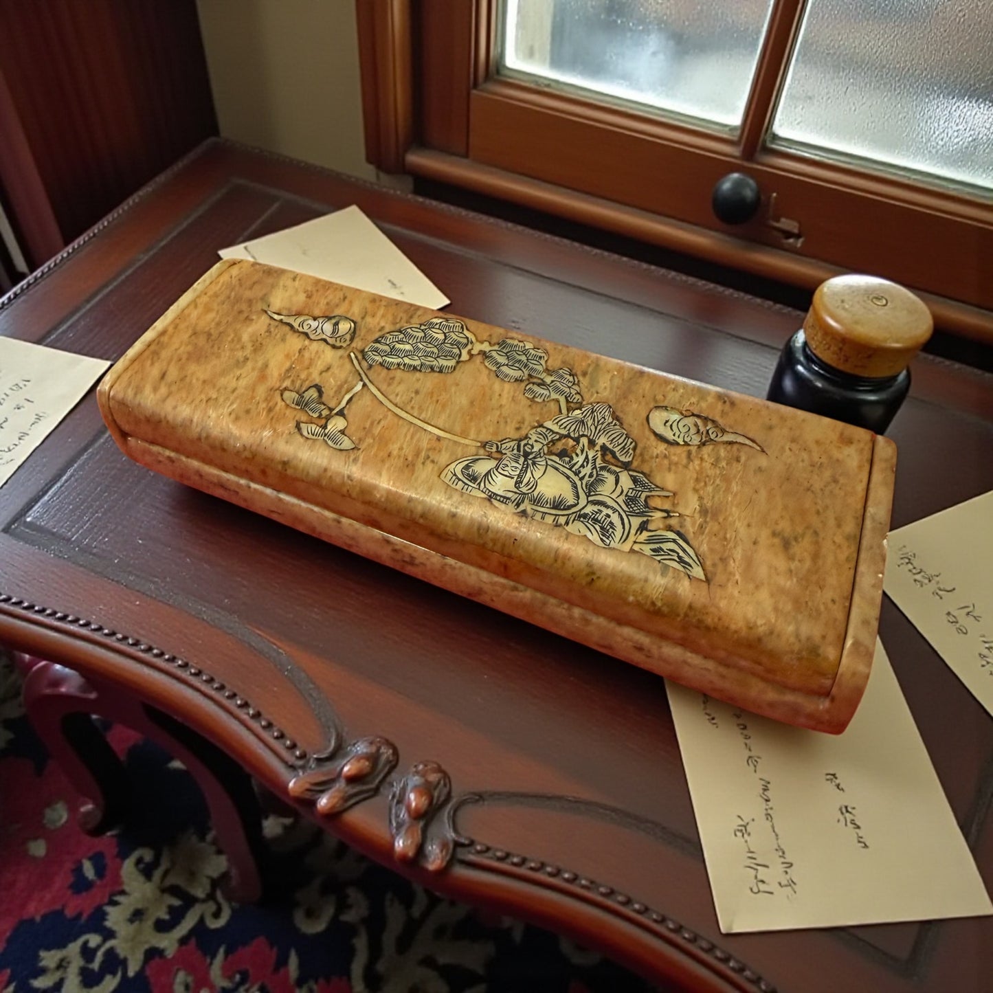 Plumier in pietra (prob. Steatite) decorato con madreperla incisa e pigmentata, anni ‘20-‘40