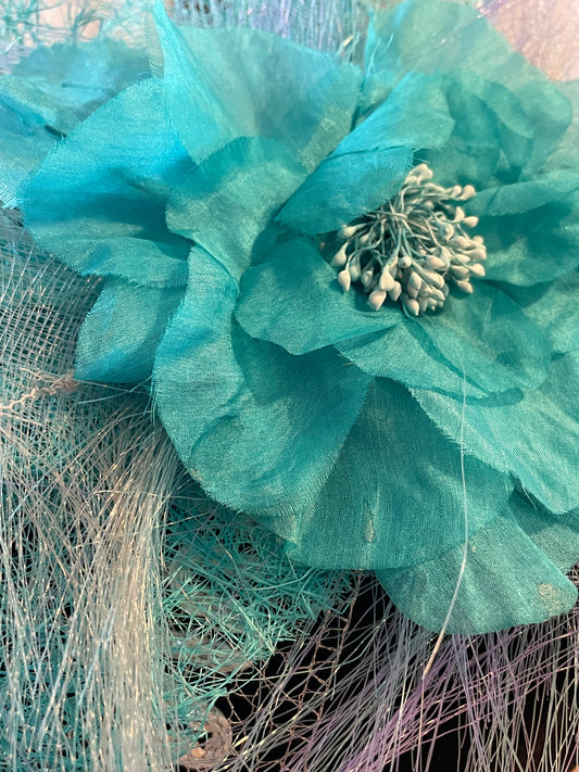 Cappellino cocktail anni ‘40 rivisitato da stilista